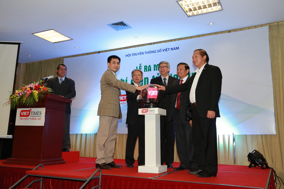 Thời khắc bấm n&uacute;t khai trương, ch&iacute;nh thức ra mắt Tạp ch&iacute; điện tử VietTimes
