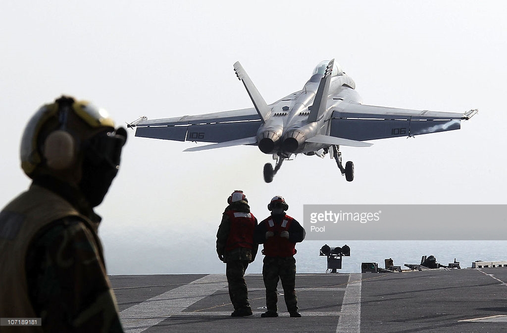 Báo Mỹ: Phong tỏa đảo nhân tạo phi pháp Trung Quốc ở Biển Đông là đúng luật Chiến đấu cơ xuất kích từ tàu sân bay Mỹ