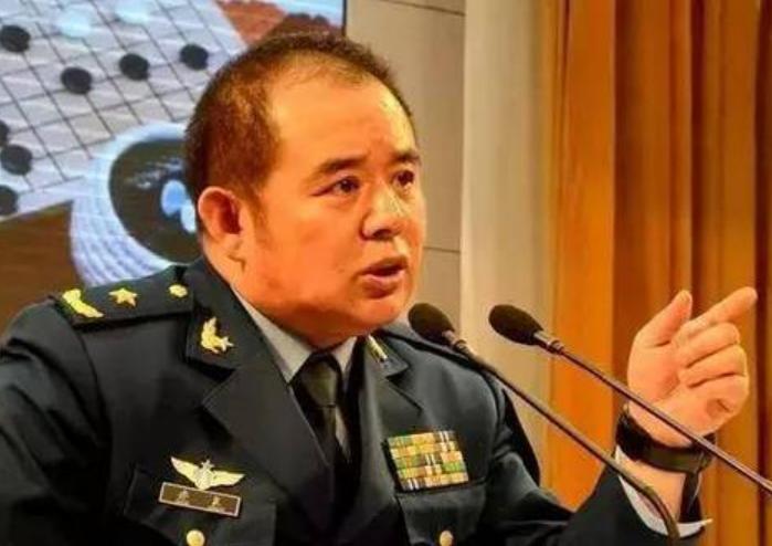 Tướng Trung Quốc đe Thiếu tướng không quân Kiều Lương, Đại học Quốc phòng Trung Quốc. Ảnh: Sina