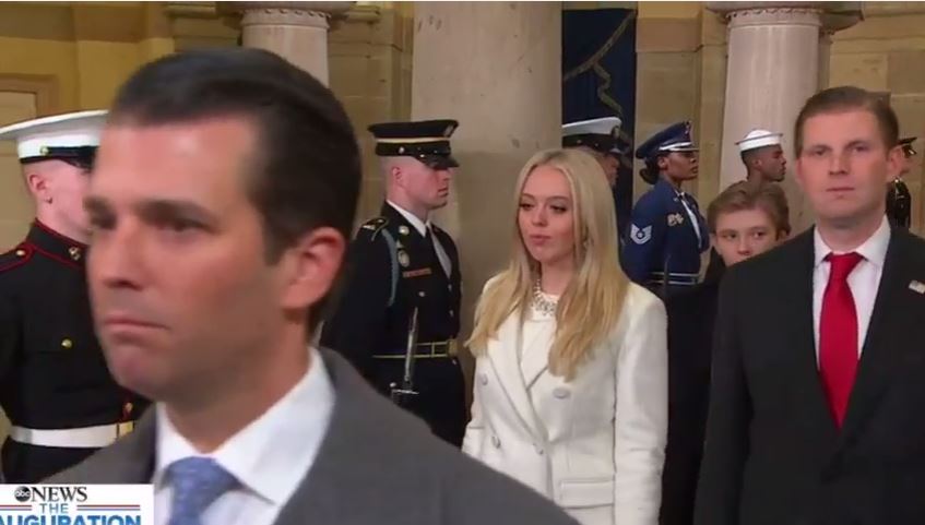 Toàn cảnh lễ tuyên thệ nhậm chức của Tổng thống Mỹ Donald Trump - VIDEO, ẢNH - ảnh 55