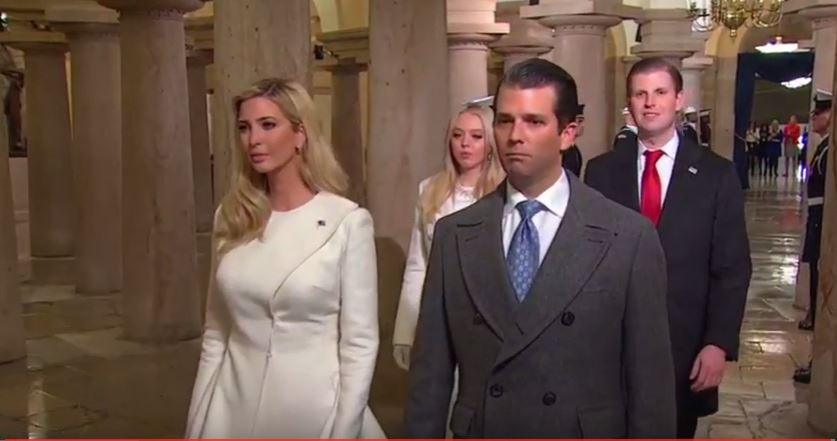 Toàn cảnh lễ tuyên thệ nhậm chức của Tổng thống Mỹ Donald Trump - VIDEO, ẢNH - ảnh 56