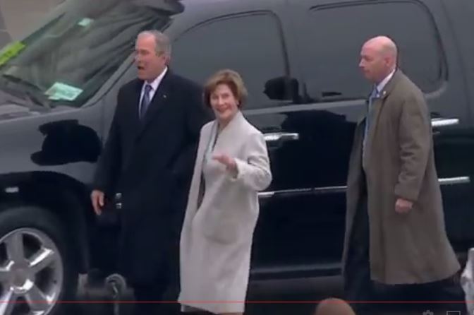 Toàn cảnh lễ tuyên thệ nhậm chức của Tổng thống Mỹ Donald Trump - VIDEO, ẢNH - ảnh 14