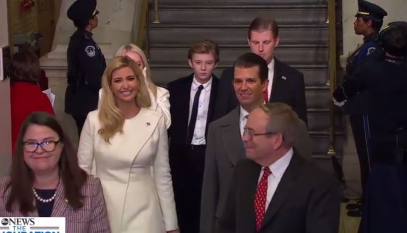 Toàn cảnh lễ tuyên thệ nhậm chức của Tổng thống Mỹ Donald Trump - VIDEO, ẢNH - ảnh 58