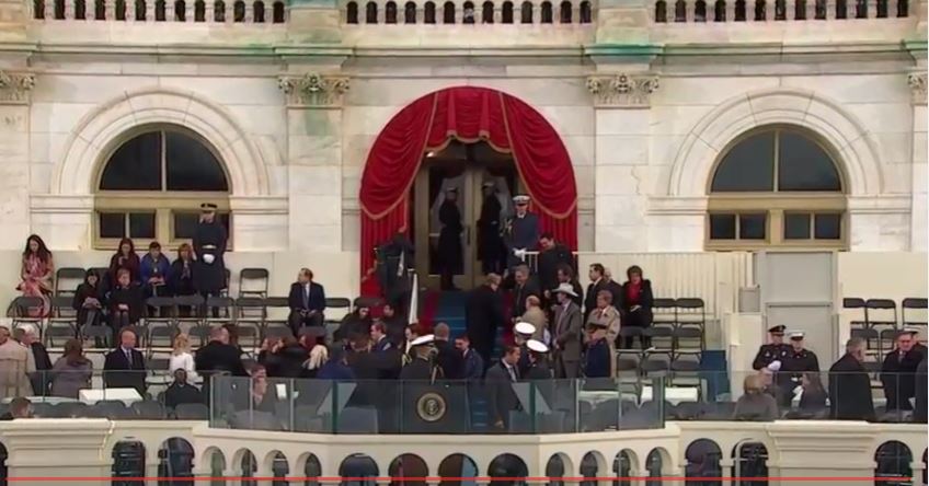 Toàn cảnh lễ tuyên thệ nhậm chức của Tổng thống Mỹ Donald Trump - VIDEO, ẢNH - ảnh 25