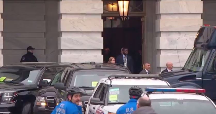 Toàn cảnh lễ tuyên thệ nhậm chức của Tổng thống Mỹ Donald Trump - VIDEO, ẢNH - ảnh 12